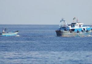 I trafficanti libici si riportano via il barcone dove stavano gli immigrati