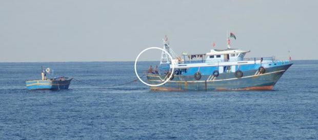 Ecco le foto che smentiscono Moas: così incontra i trafficanti in mare