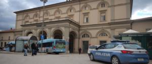 Follia sul bus: coppia nigeriana prende a calci e morsi autista e poliziotti