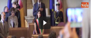 Alla sindaca Raggi l’inno di Mameli fa schifo (o non lo conosce?) (VIDEO)