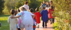 Era a letto col fidanzato, dimentica di prendere il figlio a scuola: denunciata