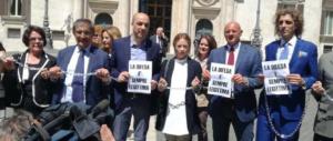 FdI si incatena davanti Montecitorio. Meloni: «La difesa è sempre legittima» (video)