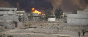 L’Isis in rotta da Mosul dà fuoco agli archivi per coprire i suoi crimini