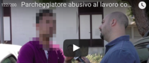 Il parcheggiatore abusivo va in Bmw. Minacce al reporter che l’ha scoperto (VIDEO)