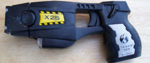 Francia: per calmare il figlio, gli spara con il “Taser”. Condannato a 8 mesi