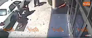 Poliziotte soccombono al malvivente, i passanti le salvano (video)