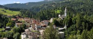 Sindaco di un paesino svizzero vieta le foto ai turisti: la sua bellezza può fare invidia…