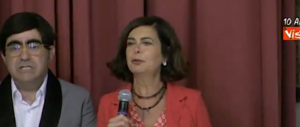 La Boldrini cerca di scherzare, Elio mostra una faccia molto… tesa (video)