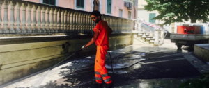 Livorno, degrado in piazza Caproni. Il sindaco “scopre” il poeta e manda gli spazzini
