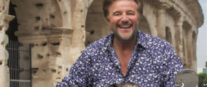 Scivolone della Raggi: spot per gli animali con De Sica in moto senza casco