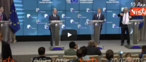 Oggi le comiche a Bruxelles: Juncker e la giacca malandrina (video)