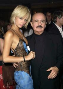 Lo sceicco Khasshogi con l'ereditiera Paris Hilton