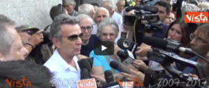 I funerali di Paolo Limiti a Milano: la commozione di Pupo e Mara Venier (video)