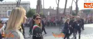 La luna di miele coi romani è finita: Raggi fischiata alla parata del 2 giugno (VIDEO)