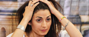 Roma, è valzer di deleghe e assessori. La Raggi sprofonda nel ridicolo