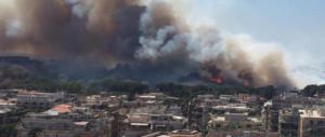 Roma brucia, da Capannelle a Ostia, fiamme e fumo imperversano: è panico (I VIDEO)