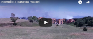 Roma, Casetta Mattei a fuoco: è panico. Le fiamme lambiscono le case (2 VIDEO)