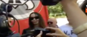CasaPound, alla marcia contro lo Ius soli c’è anche Nina Moric (video)