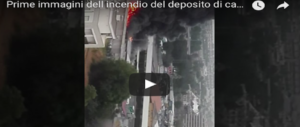 Deposito di camper in fiamme: esplodono i motori. Fumo e detriti in strada (VIDEO)