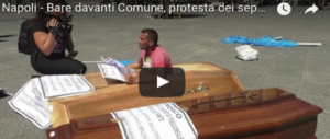 Napoli, escono dalle bare portate in piazza: è la protesta dei “seppellitori” (VIDEO)