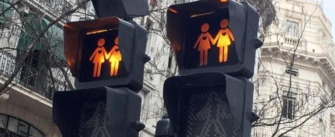 Anche Madrid si piega ai semafori gay friendly. E i cittadini pagano…