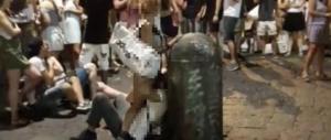 Sesso in piazza a Napoli: il video virale sul web. E De Magistris sforna le pizze