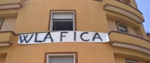 Passa il Gay Pride a Latina e sventola lo striscione “W la fica”. Rimosso