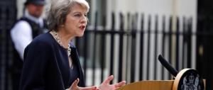 Theresa May ha perso la scommessa: niente maggioranza. Corbyn: «Vada via»