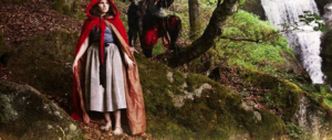 Amanda Knox ricompare in versione Cappuccetto Rosso con il lupo che la insegue