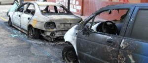 Dà fuoco all’auto della sua ex. Per vendicarsi di qualche post su Fb