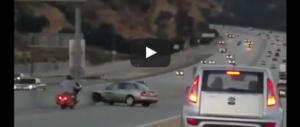 Motociclista colpisce l’auto con un calcio, inferno in autostrada (video)