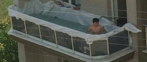 La foto che fa impazzire il web: bambino trasforma il balcone in piscina