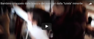 Bambino strappato dalle braccia dei suoi cari: il video choc diventa virale