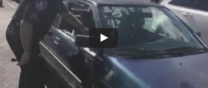 Bimbo lasciato in auto sotto al sole dalla mamma drogata: la polizia lo salva (video)