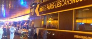 Bus turistico a due piani s’incastra sotto un tunnel. Paura a Parigi