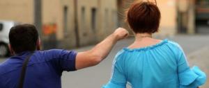 Si finge invalido e strappa una collana d’oro dal collo di un’anziana