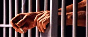 Rivolta al carcere di Sanremo. Roghi e lancio di tavolini: 2 agenti intossicati
