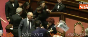 Senato, la ministra Fedeli è stata aggredita? La prova tv la smentisce (VIDEO)