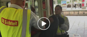 Immigrato senza biglietto: la polizia tedesca usa le maniere forti (video)
