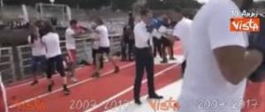 Macron in guantoni e cravatta. E il web si sganascia dalle risate (video)