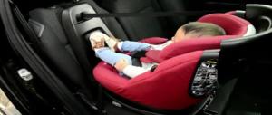 Neonati dimenticati in auto: un seggiolino avvisa i genitori distratti