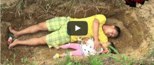 Il video che commuove il web. Non può curare la figlia: appello dalla tomba