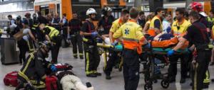Paura a Barcellona, il treno si schianta al momento dell’arrivo: 54 feriti (video)