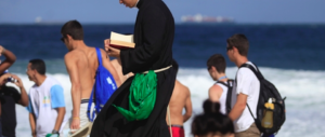 La parola di Dio sotto l’ombrellone: in spiaggia arrivano gli “apostoli” in infradito