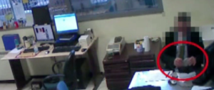 Fiumicino, così rubano in aeroporto tablet, soldi e cellulari dai bagagli smarriti (video)