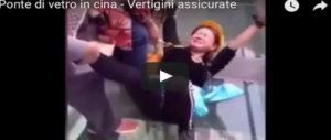 Ponte di vetro in Cina, le immagini choc: a spasso a strapiombo sul vuoto (I VIDEO)