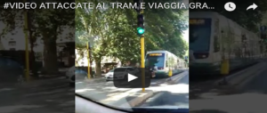 Roma come Bombay: appesi al paraurti del tram in corsa. L’ironia del web (VIDEO)