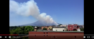 Vesuvio in fiamme, l’inferno continua e lambisce le case: evacuazioni in corso (VIDEO)