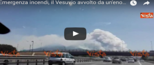 Sos incendi, Vesuvio circondato dalle fiamme. Un sindaco: «Serve l’esercito» (2 VIDEO)