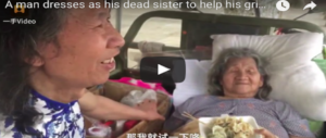 Uomo si veste da donna per far felice la madre malata di mente: il video è virale, ma…(VIDEO)